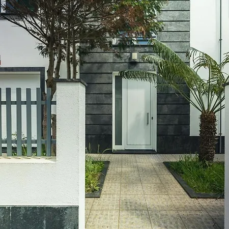 Casa Moderna - New Stylish With Private Outdoor Dining Patio, Ac, Washer And Dryer - Near & Shops Ribeira Grande