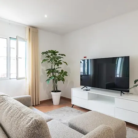 Casa Moderna - New Stylish With Private Outdoor Dining Patio, Ac, Washer And Dryer - Near & Shops Сasa de vacaciones Ribeira Grande