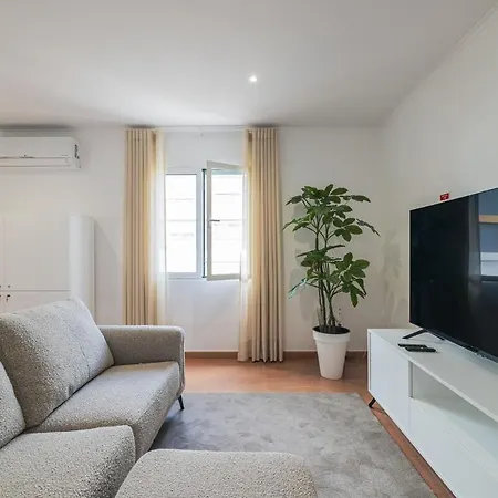 Сasa de vacaciones Casa Moderna - New Stylish With Private Outdoor Dining Patio, Ac, Washer And Dryer - Near & Shops Ribeira Grande