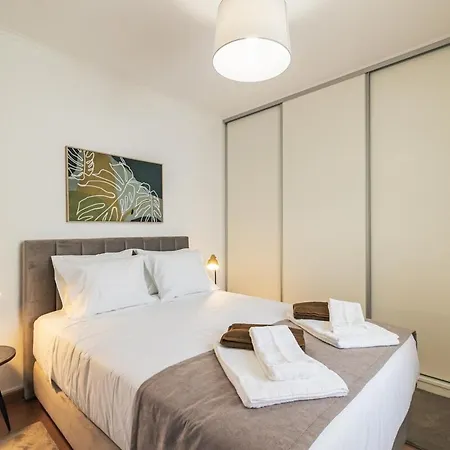 Сasa de vacaciones Casa Moderna - New Stylish With Private Outdoor Dining Patio, Ac, Washer And Dryer - Near & Shops Ribeira Grande