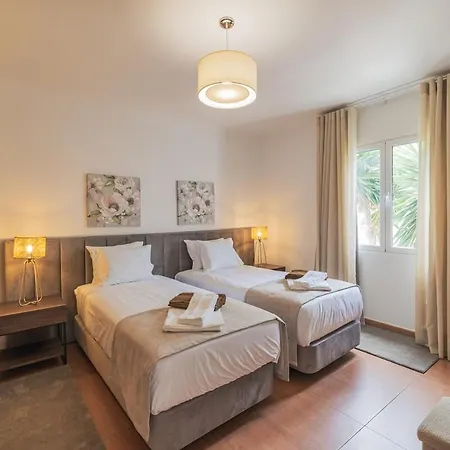 Modern 3br Home, Ac In Rooms, Walk To 2 Beaches, Private Patio, Washer & Dryer *