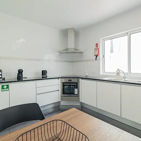 Casa Moderna - New Stylish With Private Outdoor Dining Patio, Ac, Washer And Dryer - Near & Shops Сasa de vacaciones Ribeira Grande