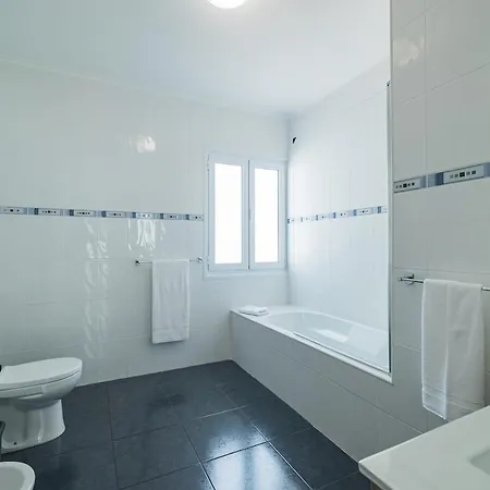 Сasa de vacaciones Casa Moderna - New Stylish With Private Outdoor Dining Patio, Ac, Washer And Dryer - Near & Shops