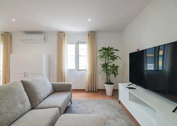 Dom wakacyjny Casa Moderna - New Stylish With Private Outdoor Dining Patio, Ac, Washer And Dryer - Near & Shops Ribeira Grande