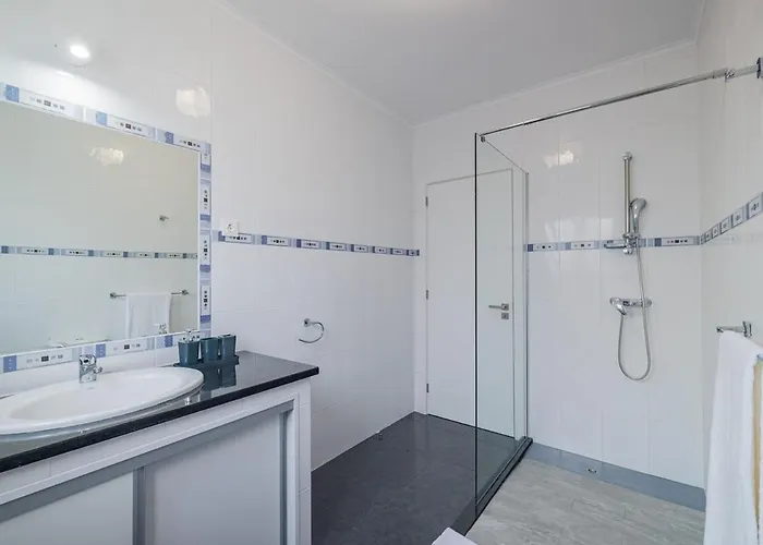 Dom wakacyjny Casa Moderna - New Stylish With Private Outdoor Dining Patio, Ac, Washer And Dryer - Near & Shops Ribeira Grande