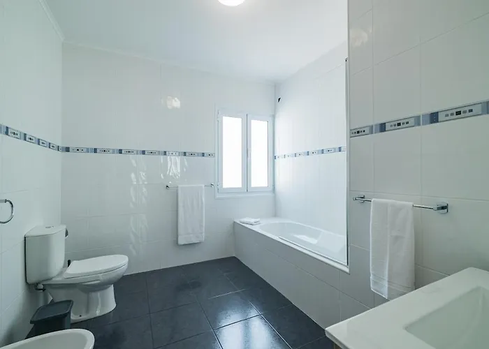 Dom wakacyjny Casa Moderna - New Stylish With Private Outdoor Dining Patio, Ac, Washer And Dryer - Near & Shops